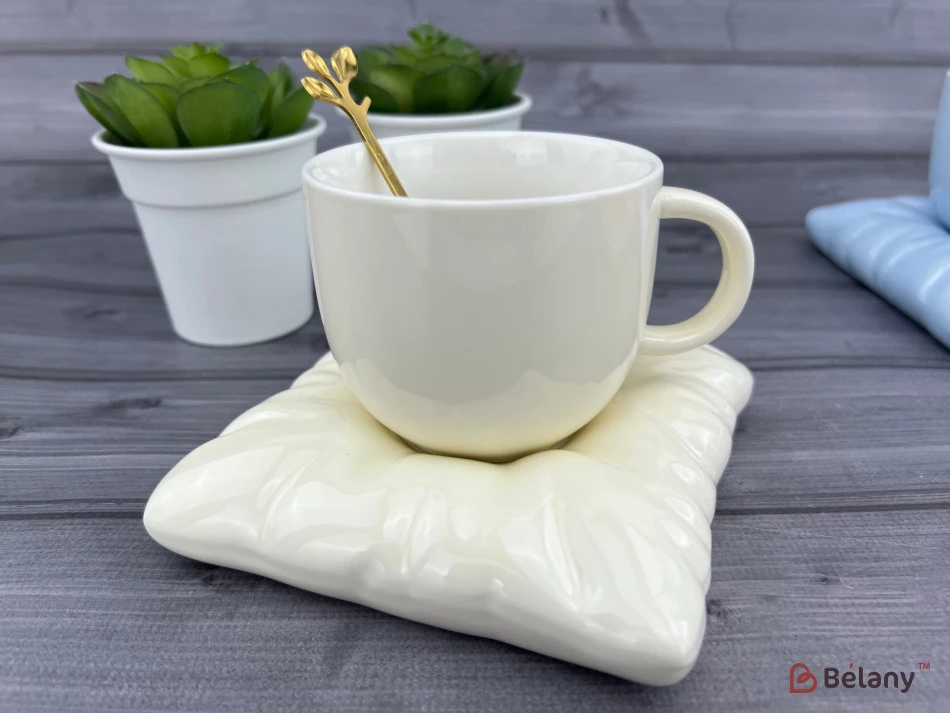 Cană Și Farfurie Din Ceramică Cu Lapte „Cășcă Pe Pernă”.