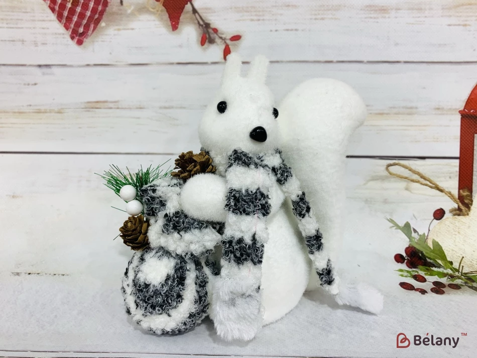 Veveriță Cu Eșarfă Și Cadou