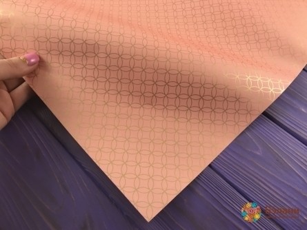 Piersică Într-O Hârtie De Ambalare (50/70 Cm)