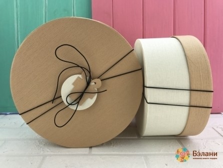 Cutie Rotundă Bej Pe O Bandă Elastică