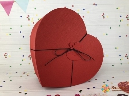 Cutie În Formă De Inimă „Pe O Bandă Elastică” Roșie
