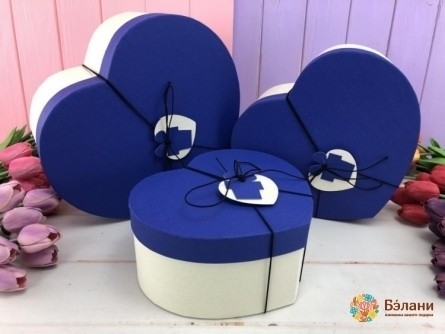 Cutie În Formă De Inimă „Pe O Bandă Elastică” Albastru-Alb