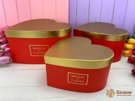 Cutie Aurie În Formă De Inimă Roșie