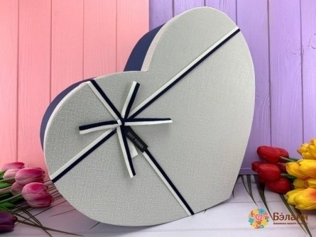 Cutie Albă Simplă În Formă De Inimă