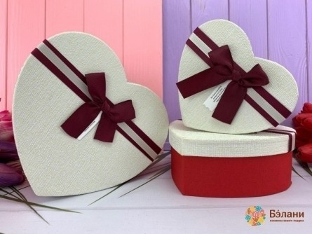 Cutie Frumoasă În Formă De Inimă Albă Cu Arc