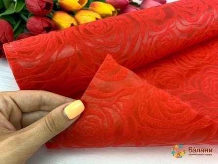 Flizelin Pentru Flori Într-Un Sul De „Trandafiri” Roșu