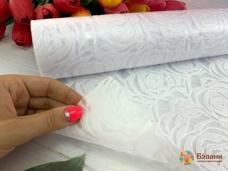 Flizelin Pentru Flori Într-Un Sul De „Trandafiri” Alb