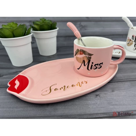 Ceașcă Și Farfurie Din Ceramică „Kiss Me” Roz