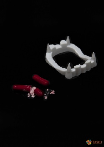 Dinți De Vampir Cu Sânge