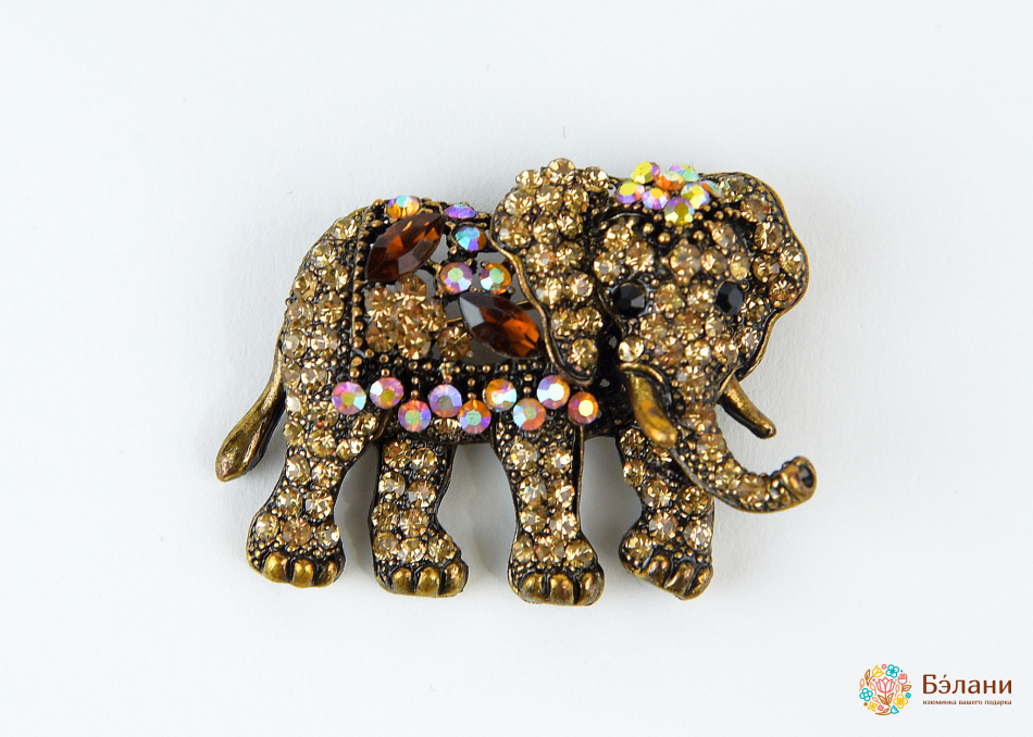 Broșă „Elefantul Carnelian”